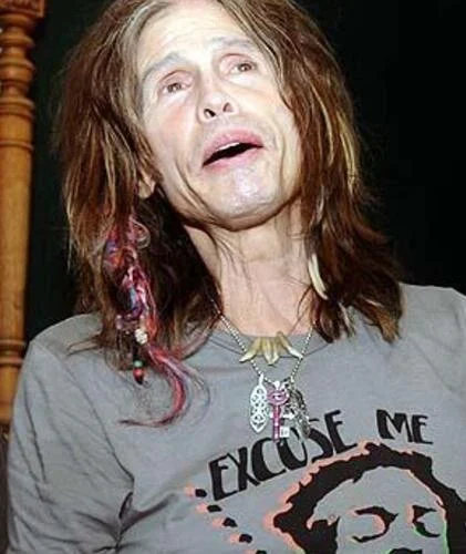 Steven Tyler’s Shocking Vocal Injury: His Final Bow & 5 Powerful Lessons for Singers a man with long hair and a necklace